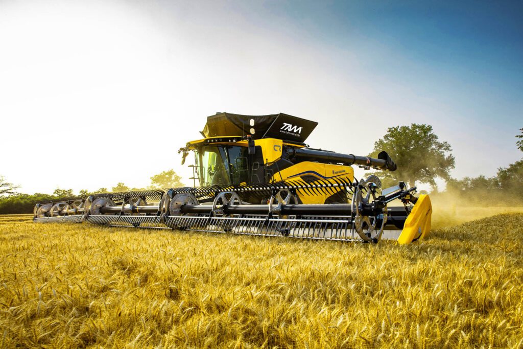 Das Bild zeigt einen Mähdrescher CR11 von New Holland.